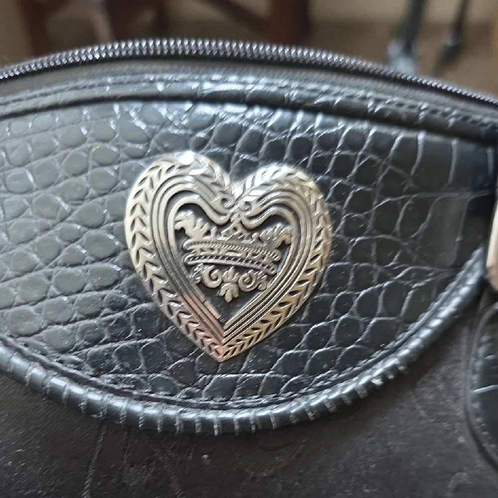 Elegant Black Handbag with Heart Accents - Picture 2 of 3